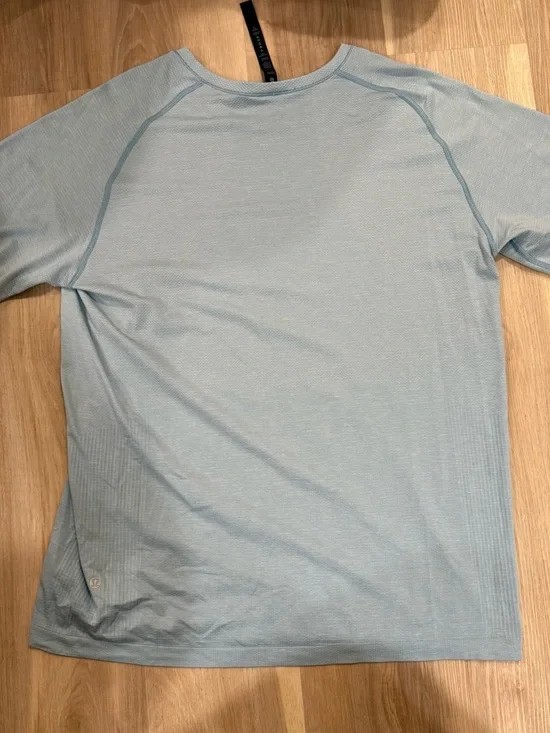 lululemon athletica Men's Light Blue Short Sleeve Performance Tee - Picture 3 of 4